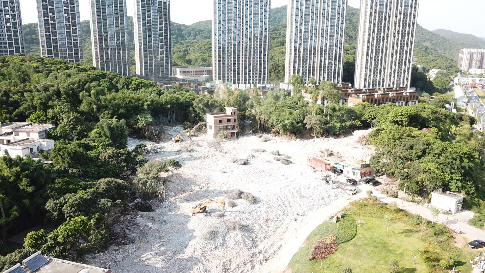 嶺頭公司舊村全面改造項(xiàng)目于2020年6月11日啟動(dòng)羌洞片區(qū)拆補(bǔ)方案表決、簽約、交房、拆除工作。僅10天內(nèi)完成全片91棟私人房屋簽約，至6月25日全片區(qū)完成交房，至7月25日全片區(qū)拆除完畢。
